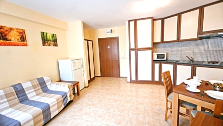 Three-room apartment with pool view in Sunny Victory