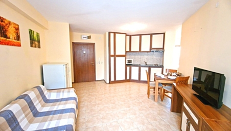 Three-room apartment with pool view in Sunny Victory