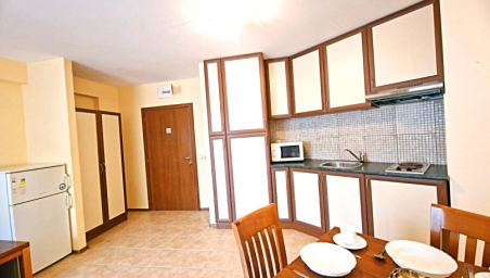 Three-room apartment with pool view in Sunny Victory
